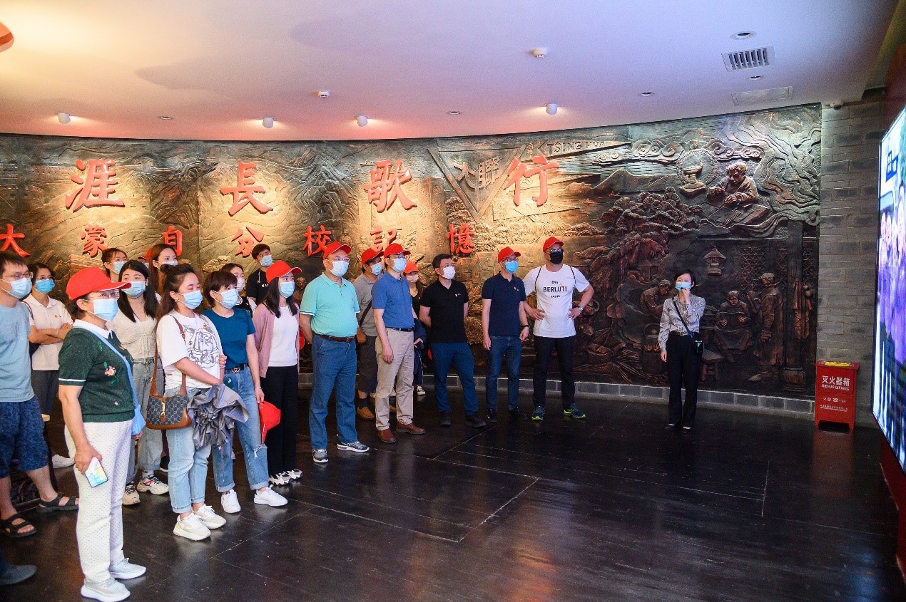参加建党100周年活动的全体领导和人员在西南联大蒙自分校纪念馆参观学习.jpg