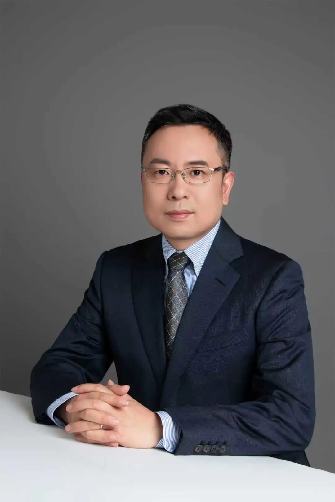 舒总照片.jpg 舒总照片.jpg